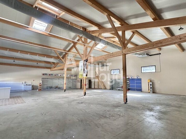 Location local d''activites 481.39 m² non divisibles