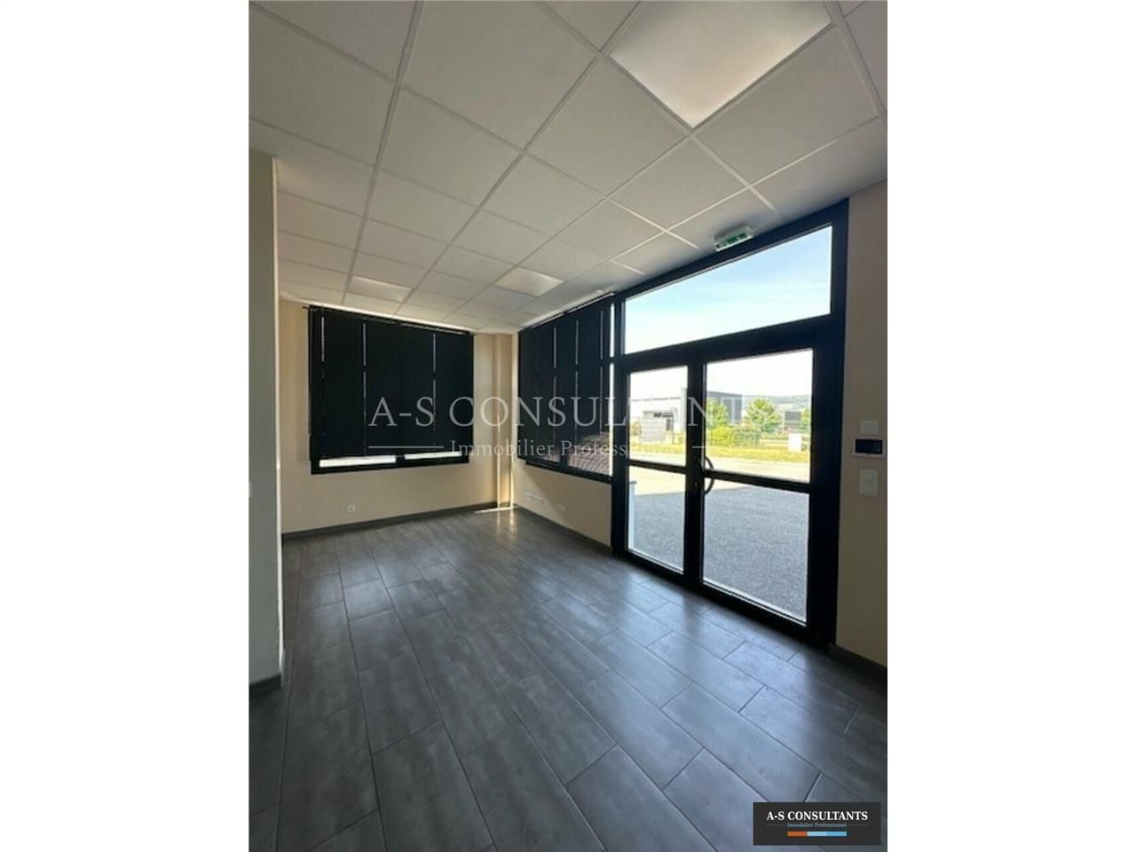A LOUER - SAINT-FELIX (74540) - à mi-chemin entre Aix-Les-Bains et Annecy, local industriel avec bureaux -  Lot 1: 228 m² environ d'entrepôt + 120 m² environ de bureaux - Lot 2: 288 m² environ d'entrepôt + mezzanine 144 m² environ - parkings.
