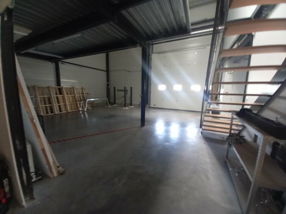 Bâtiment indépendant récent-- Belles prestations.