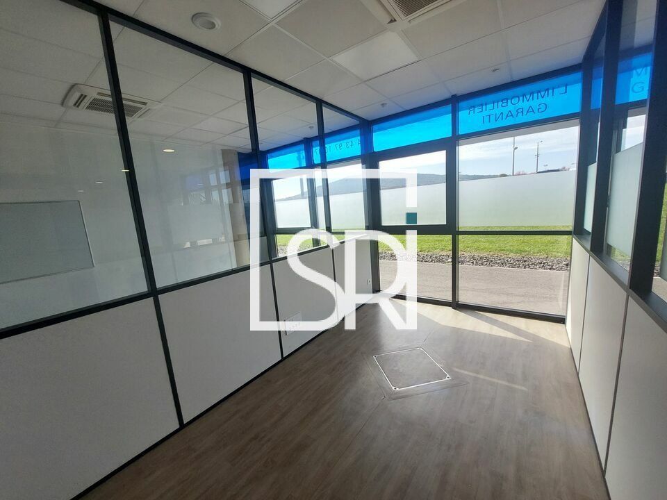 LOCATION LOCAL COMMERCIAL AVEC VITRINE ET VISIBILITE - CENTRE D'AFFAIRES DU ZENITH - 63800 COURNON d'AUVERGNE
