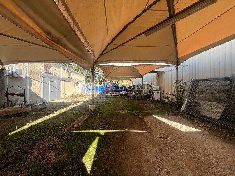 Valoris Real Estate vous propose à la vente un local d'activité indépendant de 340 m² situé à Gleizé dans une zone d'activités, à proximité immédiate de Villefranche-sur-Saône et de l'autoroute A6, direction Lyon ou Mâcon.