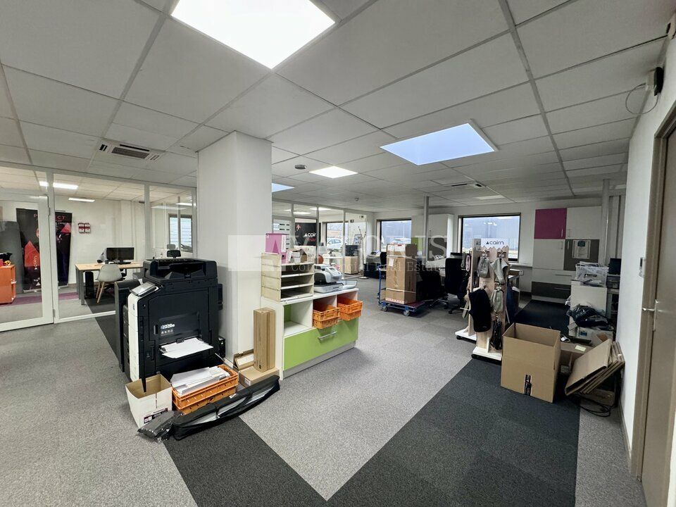 Valoris Real Estate vous propose une belle opportunité d'un bâtiment indépendant de 3 930m² environ sur son terrain de 11 200m².