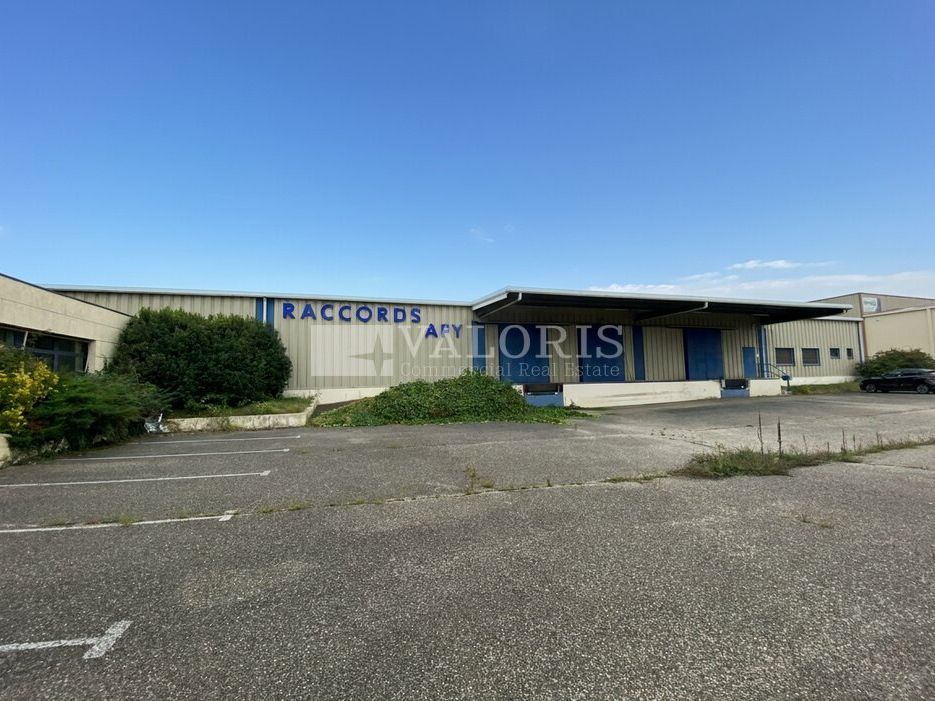Valoris Real Estate vous propose A LA VENTE un bâtiment indépendant de 2 927 m² sur son terrain clos. Le bien dispose de 3 portes à quai dont 2 équipés de niveleurs ainsi que d'une porte de plain-pied sur la partie latérale du bâtiment.