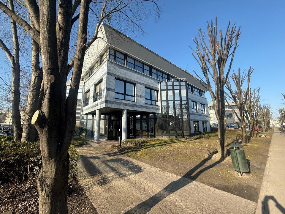 ACTI'LOG Transaction vous propose à la vente, un local d'activités/bureaux en RDC d'un immeuble mixte, situés à Gennevilliers, à deux pas des principaux axes routiers et des transports en commun.