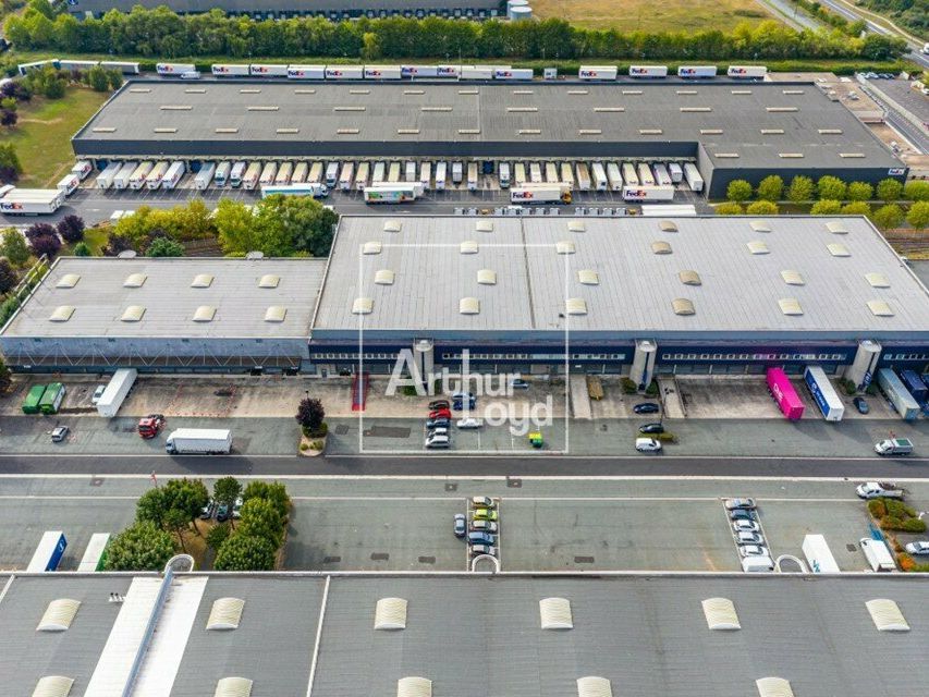 Location local d''activites 4510 m² divisibles à partir de 665 m²