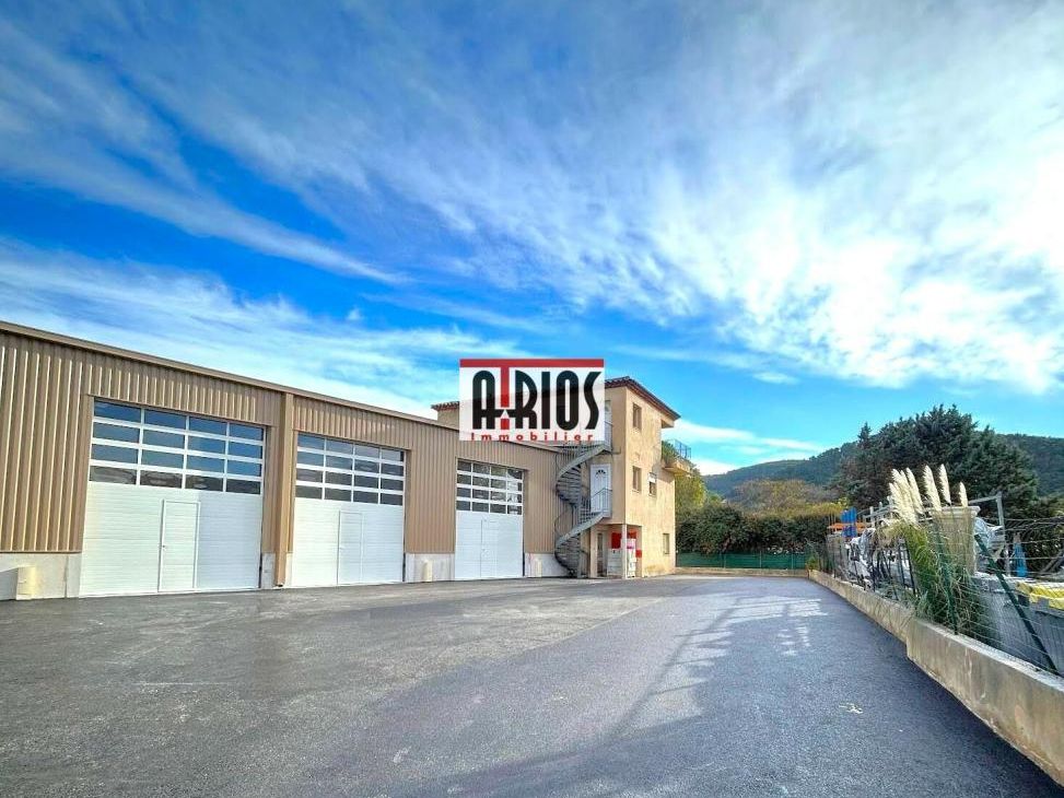 Location entrepôts 111 m² non divisibles