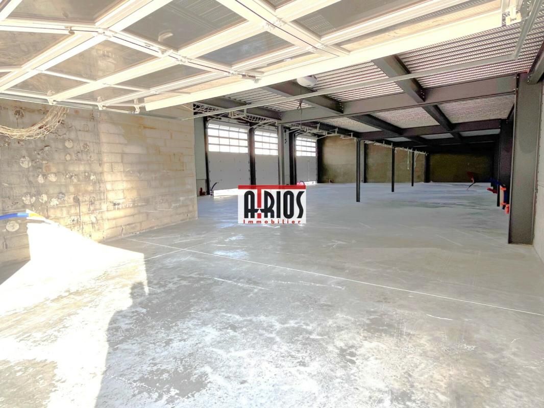 Location entrepôts 111 m² non divisibles