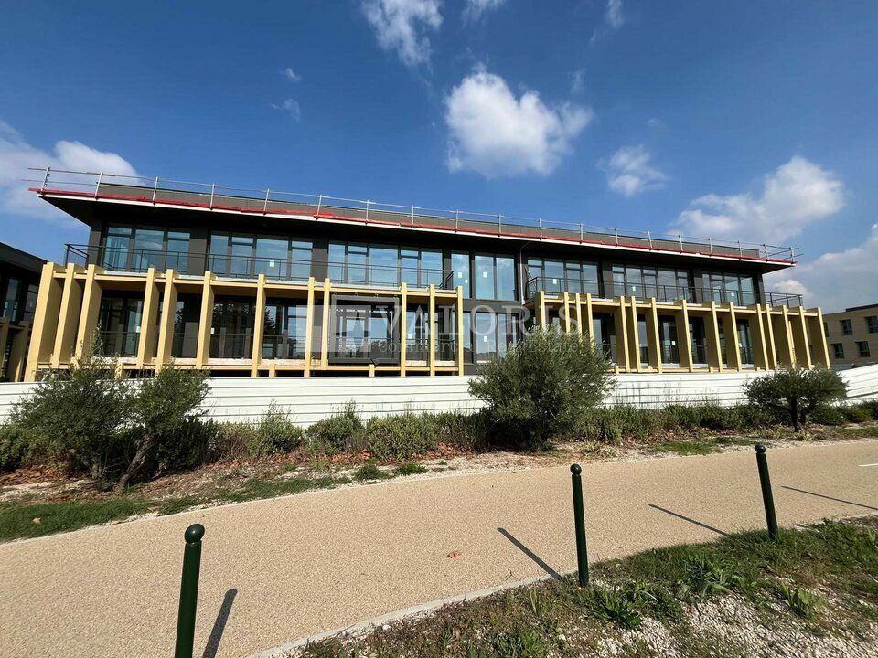 VALORIS MEDITERRANEE vous propose, à la location, au sein d'un programme neuf livré 4T 2025 et disposant d'un emplacement exceptionnel, des surfaces de bureaux. Très belle prestations dans un environnement tertiaire prisé. 