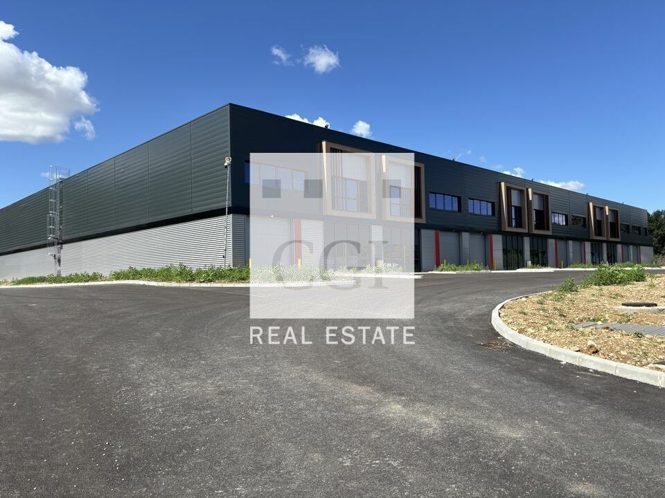 Location local d''activites 5608 m² divisibles à partir de 365 m²