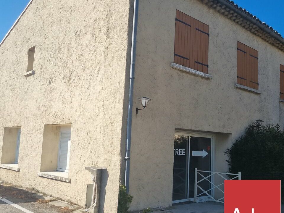 PIERRELATTE - SUR AXE PASSANT - A LOUER LOCAUX COMMERCIAUX D'ENVIRON 199 M2 DIVISIBLE AVEC GRAND PARKING