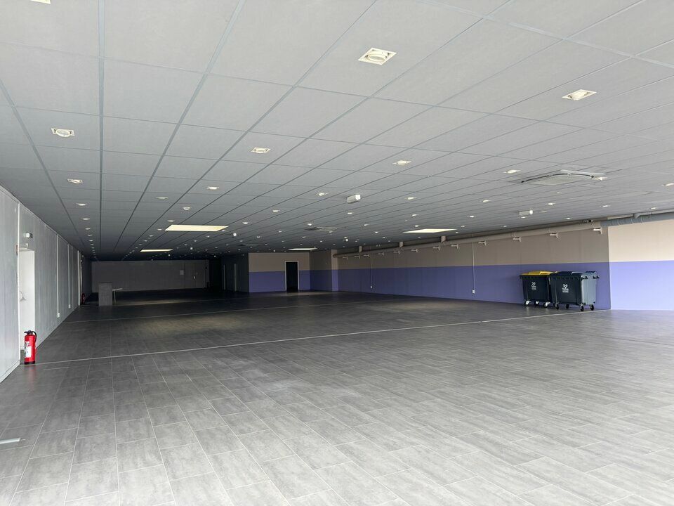 Location local commercial 1000 m² non divisibles