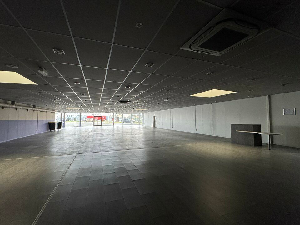 CHAMBRAY-LES-TOURS LA VRILLONNERIE LOCAL COMMERCIAL A LOUER 1000 M² - AV. DU GRAND SUD