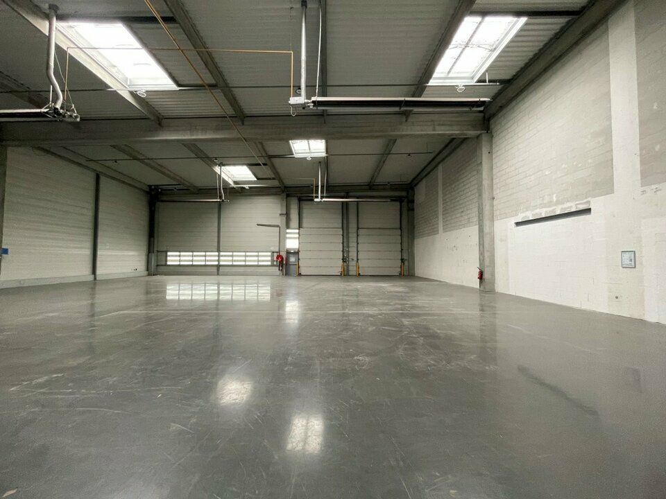Location local d''activites 972.8 m² non divisibles