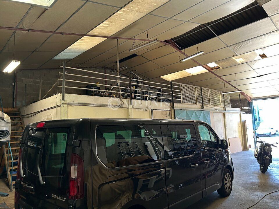 Local d'activité d'environ 250 m², à louer à JOUE LES TOURS