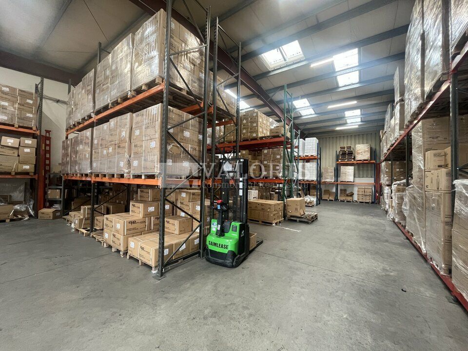 Nous vous proposons à la location un local d'activité de 848 m² en plein cœur de la zone industrielle Mi-Plaine à Chassieu, idéalement situé en sortie de Rocade Est.