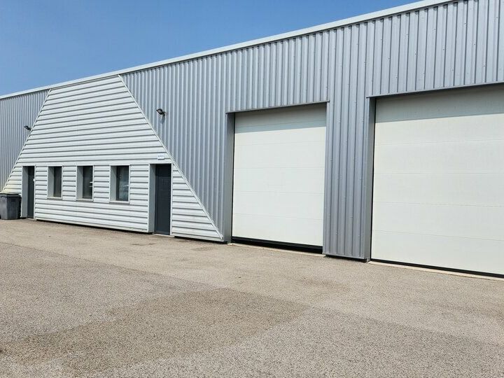 Location local d''activites 136 m² non divisibles
