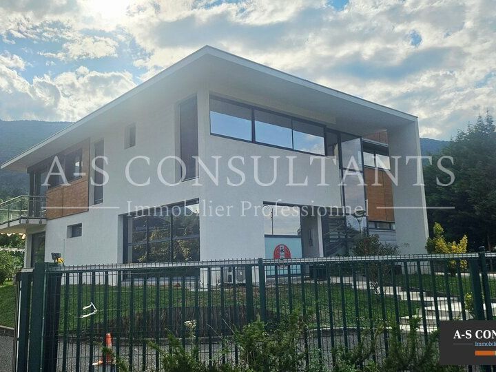 A VENDRE - SEVRIER (74320) - 5 kms d'Annecy-centre - bâtiment individuel à usage professionnel et/ou commercial d'une surface de 420 m² environ sur 2 niveaux - 20 places de parking - terrain constructible.