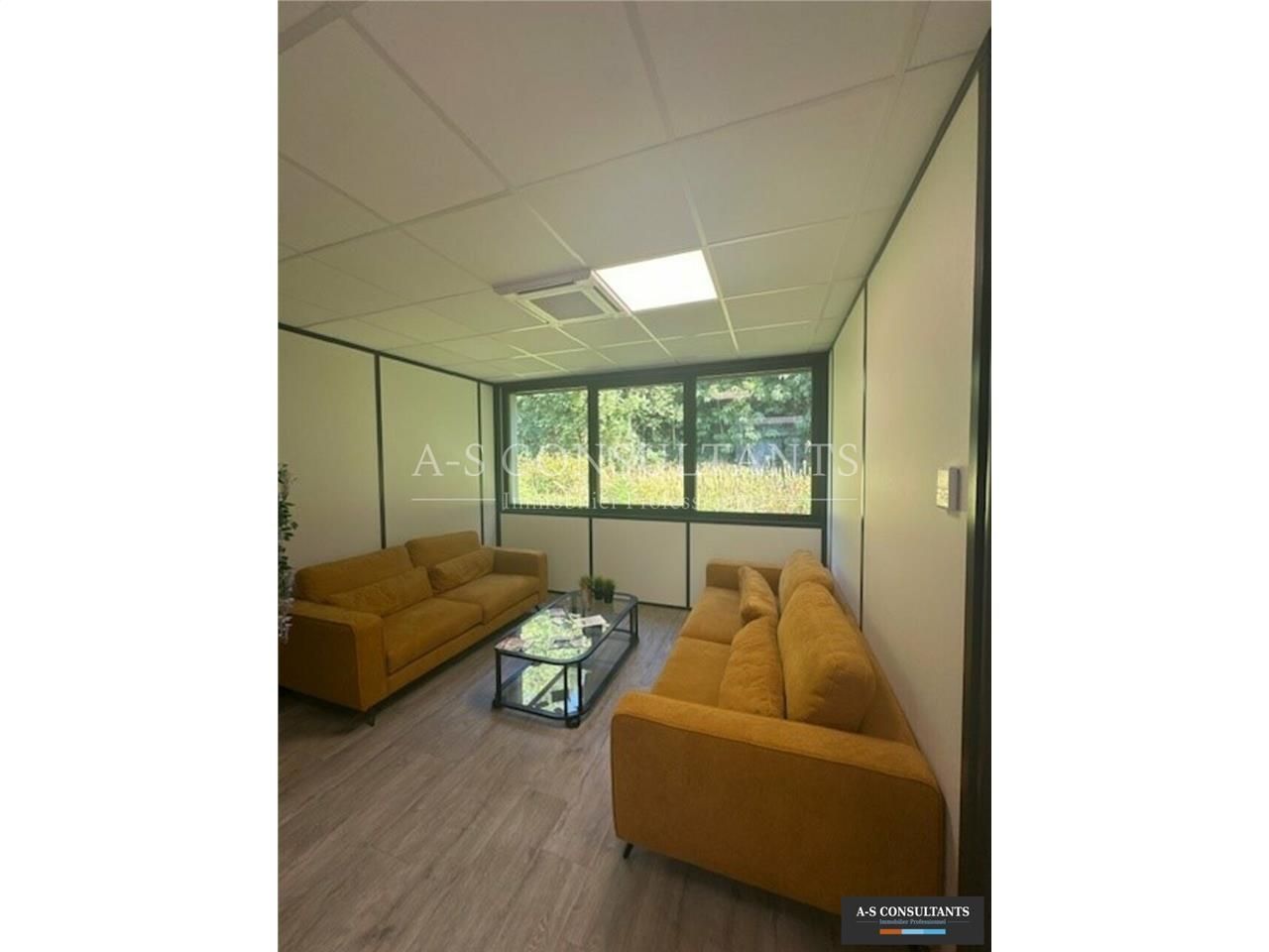 A LOUER - LE-PONT-DE-BEAUVOISIN (73330) - ZA La Baronnie - plateau neuf de bureaux aménagés / climatisés au 1er étage avec ascenseur - cloisons modulables à la demande - sale de réunion et kitchenette commune - surfaces divisibles - parkings.