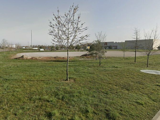 TERRAIN A BATIR EN ZONE COMMERCIALE DE 9077 m²