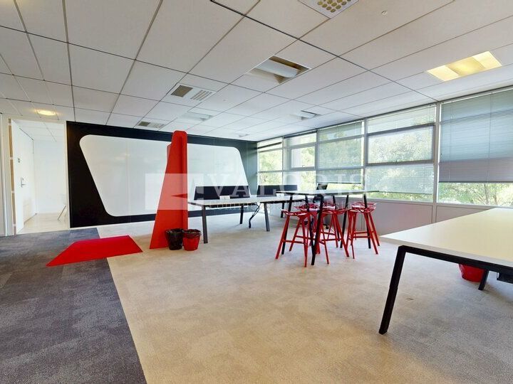 Valoris Real Estate propose à la location des bureaux à proximité de la gare de Vaise, pôle multimodal de transports (Métro, Bus, TER).