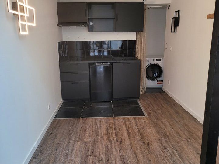 À VENDRE – LOCAL COMMERCIAL AVEC MEZZANINE ET CAVE – VILLEURBANNE