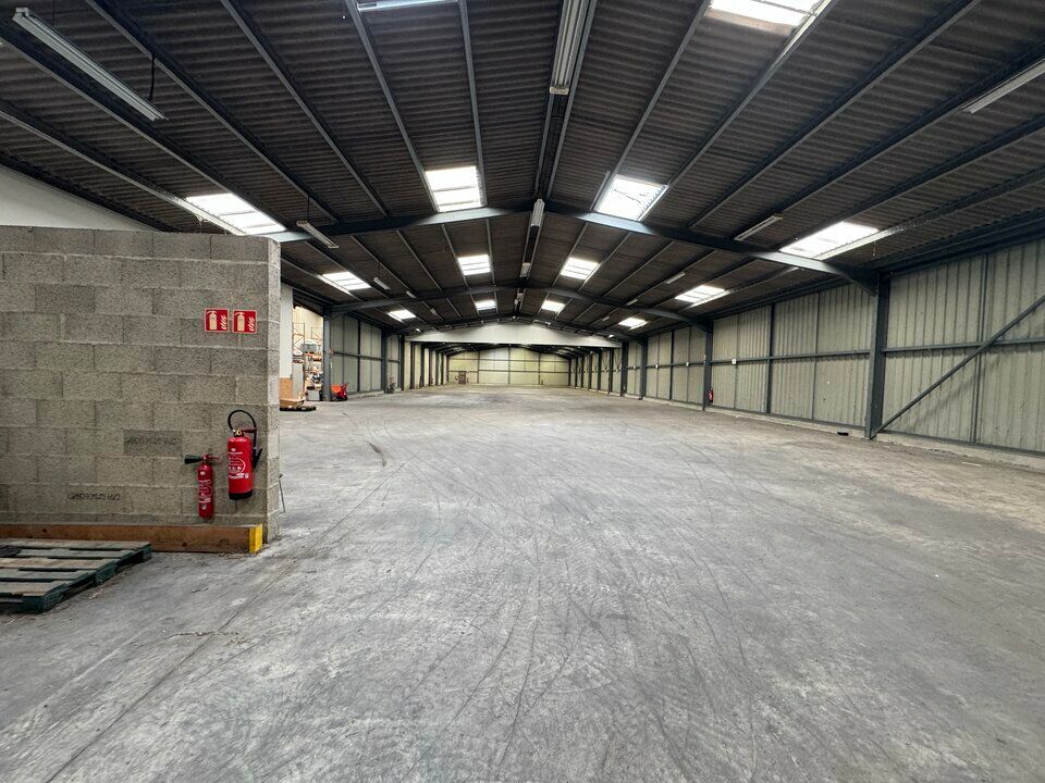 Location local d''activites 1375 m² non divisibles