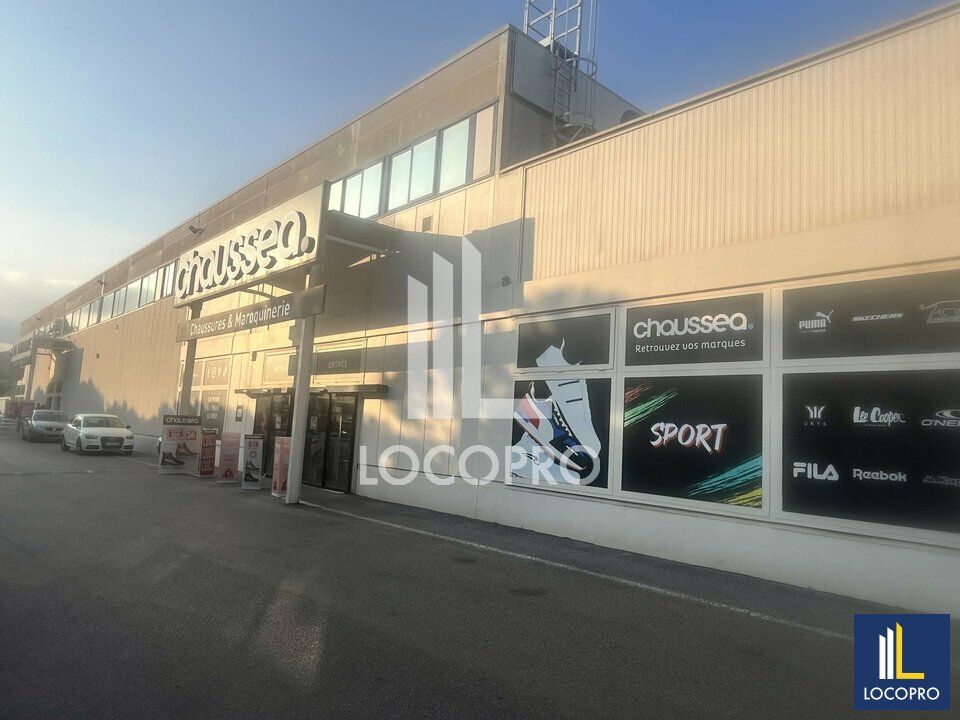 A LOUER - LOCAL COMMERCIAL - 912 M2 - GRASSE 