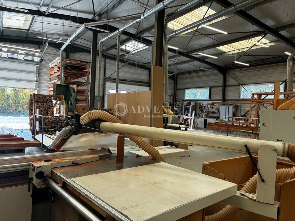 Local d'activité d'environ 2 028 m² à vendre à Azay-le-Rideau