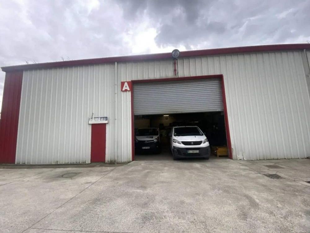 Location entrepôts 947 m² non divisibles