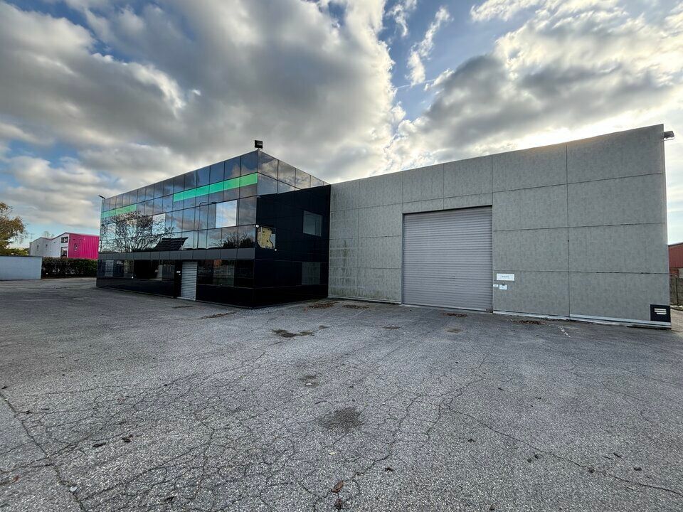 Location local d''activites 2749 m² non divisibles