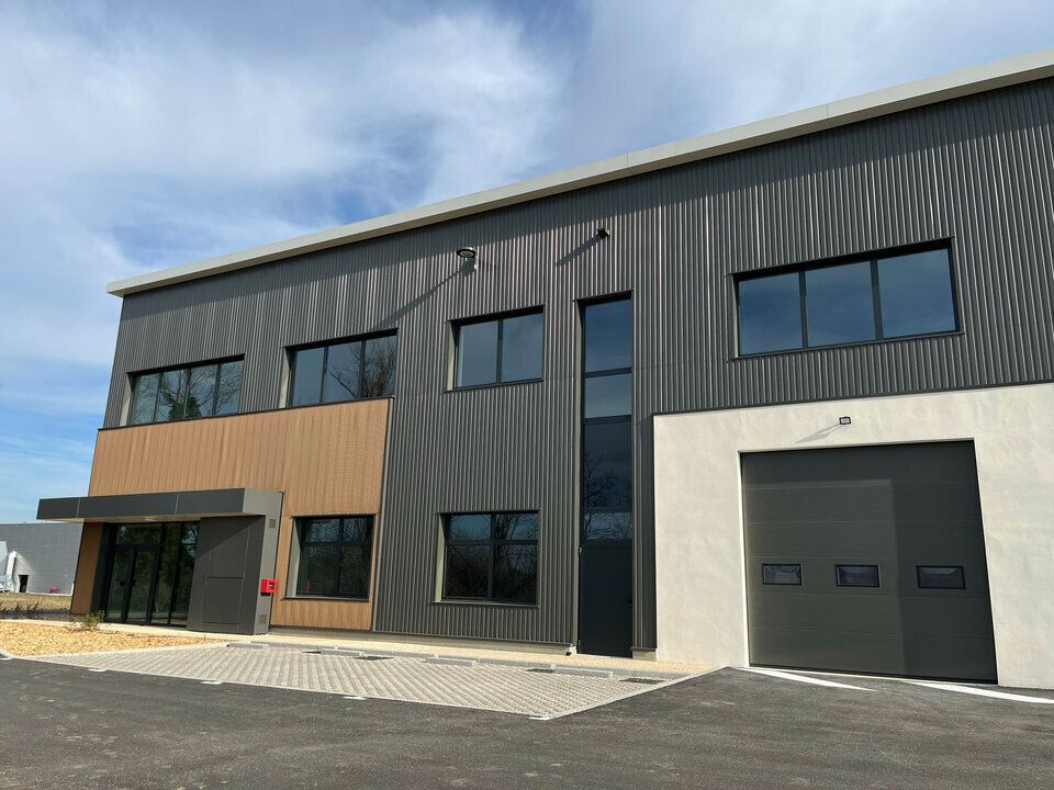 Location local d''activites 3486 m² divisibles à partir de 889 m²