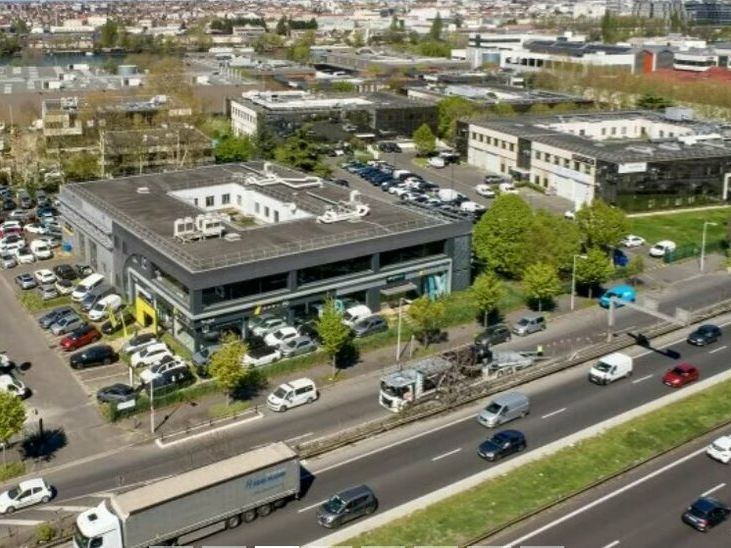 ACTI'LOG Transaction vous propose à la location un lot à usage d'entrepôt/bureaux bénéficiant d'une excellente visibilité depuis la A86.