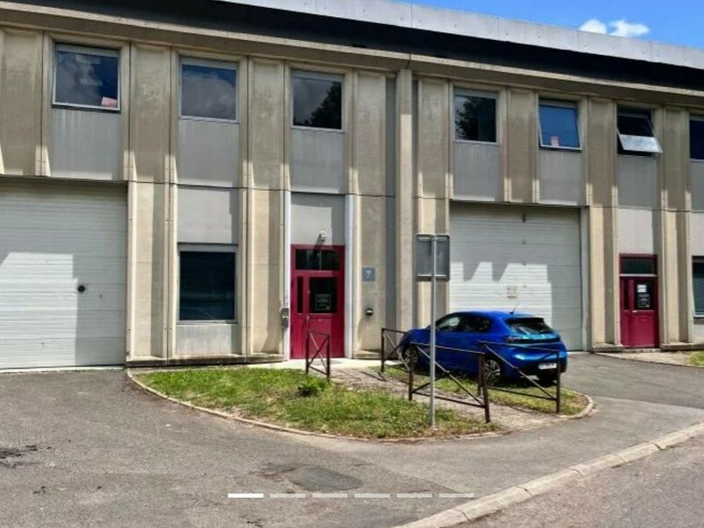 Location local d''activites 1057 m² non divisibles
