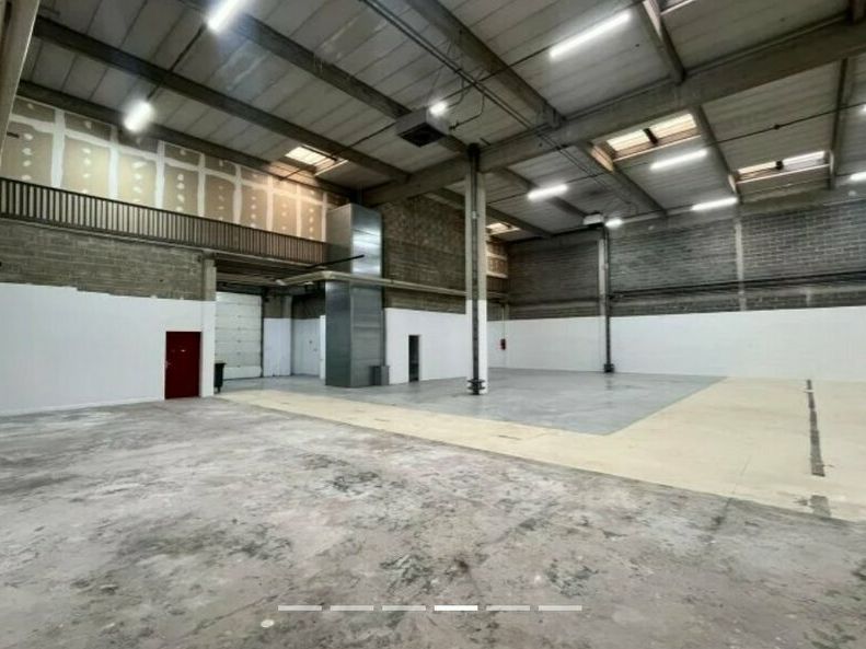 ACTI'LOG Transaction vous propose à la location un local d'activité/bureaux aux portes de Paris en très bon état.  