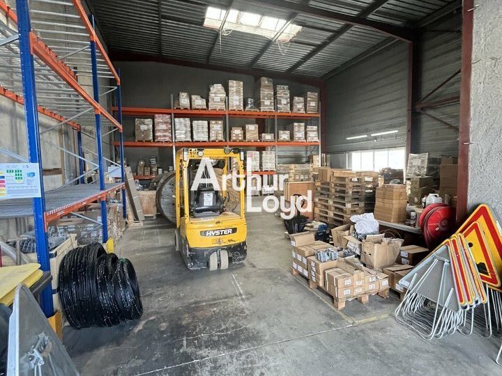 Location local d''activites 298.21 m² non divisibles