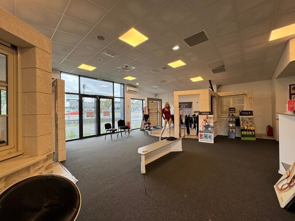 VEIGNE SHOWROOM A LOUER 573 M² VISIBILITE D910 TERRAIN CLOS ET PARKINGS