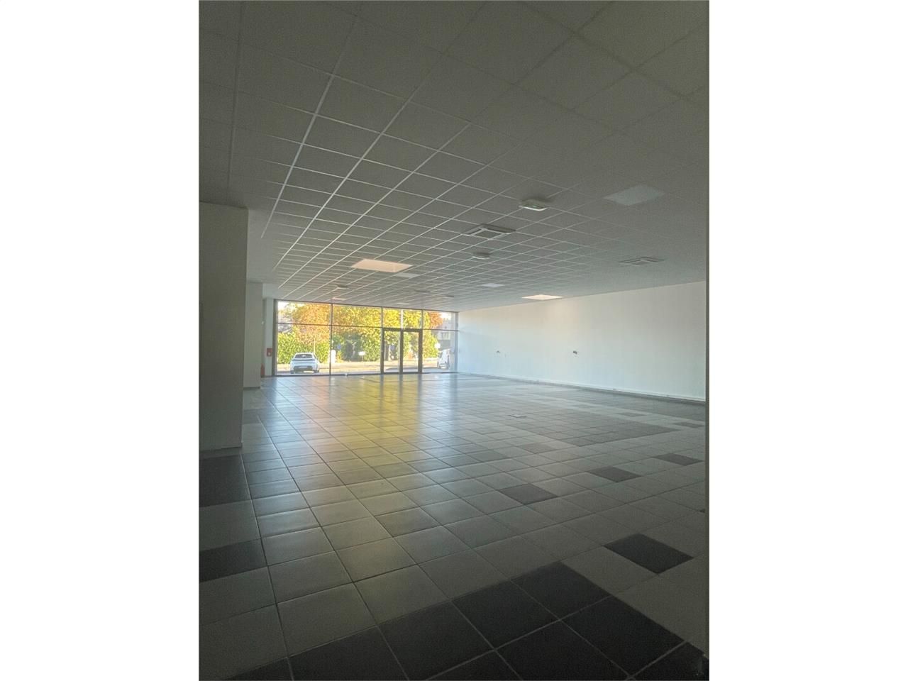 Location local commercial 440.00 m² à LIMOGES