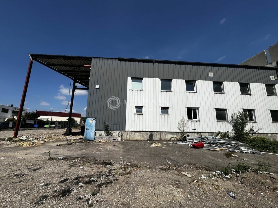 Vente local d''activites 2450 m² divisibles à partir de 650 m²