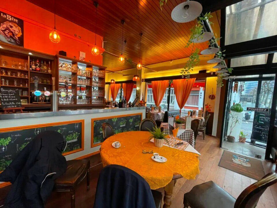 Murs commerciaux de 121 m² avec appartement F2 à vendre au Havre Saint-François.