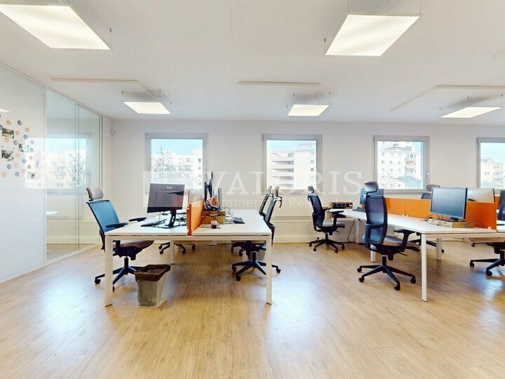 Valoris Real Estate vous propose à la location des bureaux d'une surface de 447 m², situés dans un immeuble en copropriété aux prestations soignées. Ces locaux, en très bon état, sont partiellement cloisonnés, lumineux et immédiatement opérationnels.