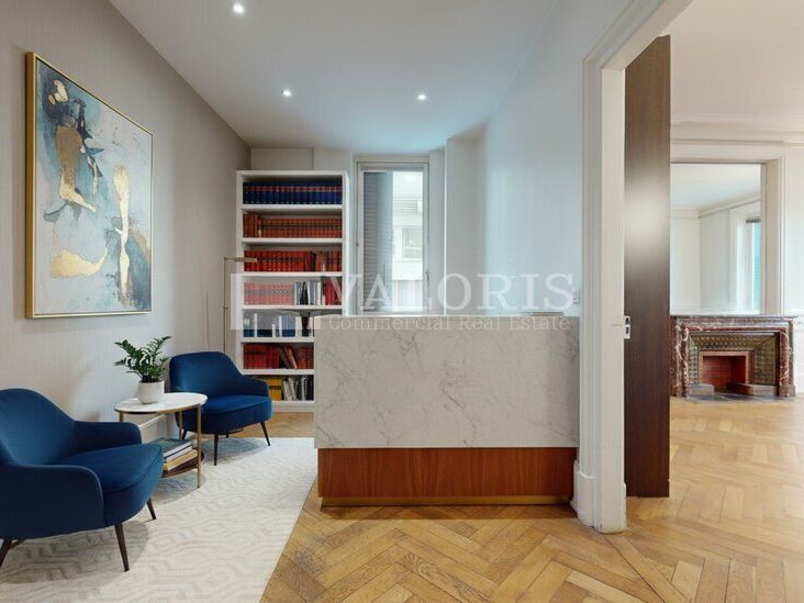 Valoris Real Estate vous propose à la location des bureaux au sein d'un immeuble d'exception d'une surface de 197 m². Ces bureaux en angle bénéficient de beaux volumes et d'un véritable cachet au coeur de Lyon 6ème arrondissement. 