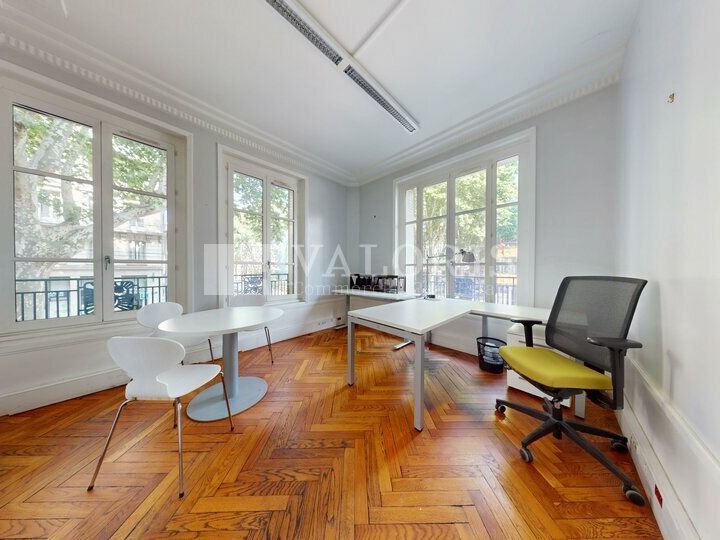 A louer, bureaux en rez-de-chaussée et étage idéalement situés au coeur du quartier Prefecture. L'immeuble est de style art déco, très bien entretenu et classé.