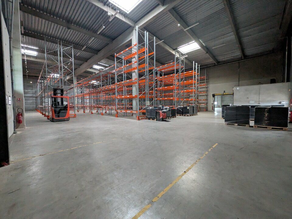 A VENDRE ENTREPOT D'ENVIRON 2920M² AU BORD DE L'A13.