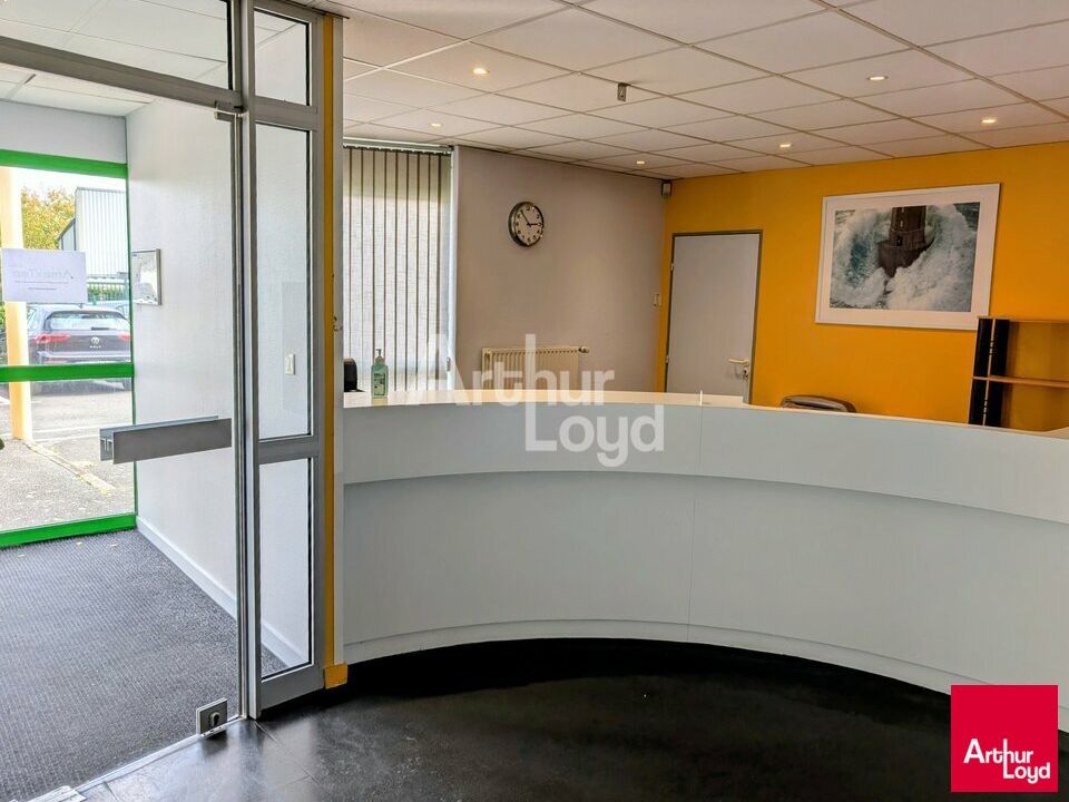 LA CHAPELLE DES FOUGERETZ - LOCAL D'ACTIVITE A VENDRE AVEC GRANDE SURFACE DE BUREAUX - 900 M²