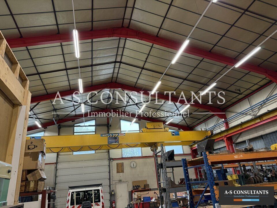 A LOUER - VALSERHÔNE (01200) - Entrepôt de stockage d'une surface de 400 m² environ - pont roulant 15T - grande hauteur - accès et retournement poids-lourds - grand parking 25 à 30 véhicules - disponibilité immédiate.