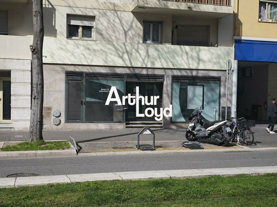 VENTE LOCAL COMMERCIAL195 M²  + 1 PARKING EN SOUS SOL EMPLACEMENT N°1