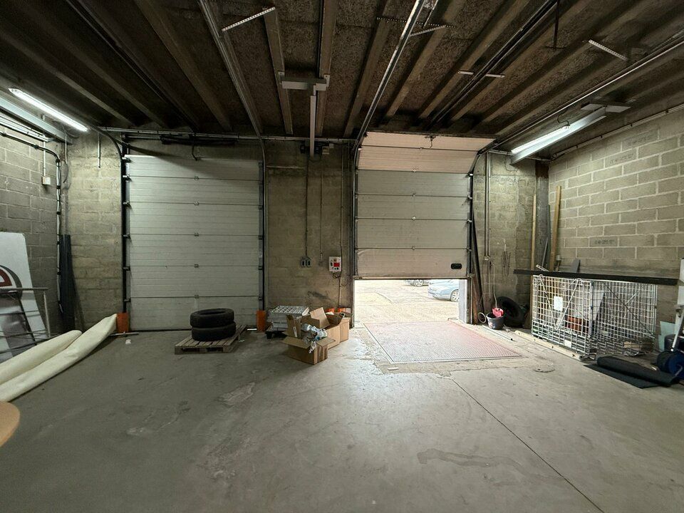 À LOUER – Entrepôt avec bureaux – 800 m² – LOUVRES (axe passant, proche gare)