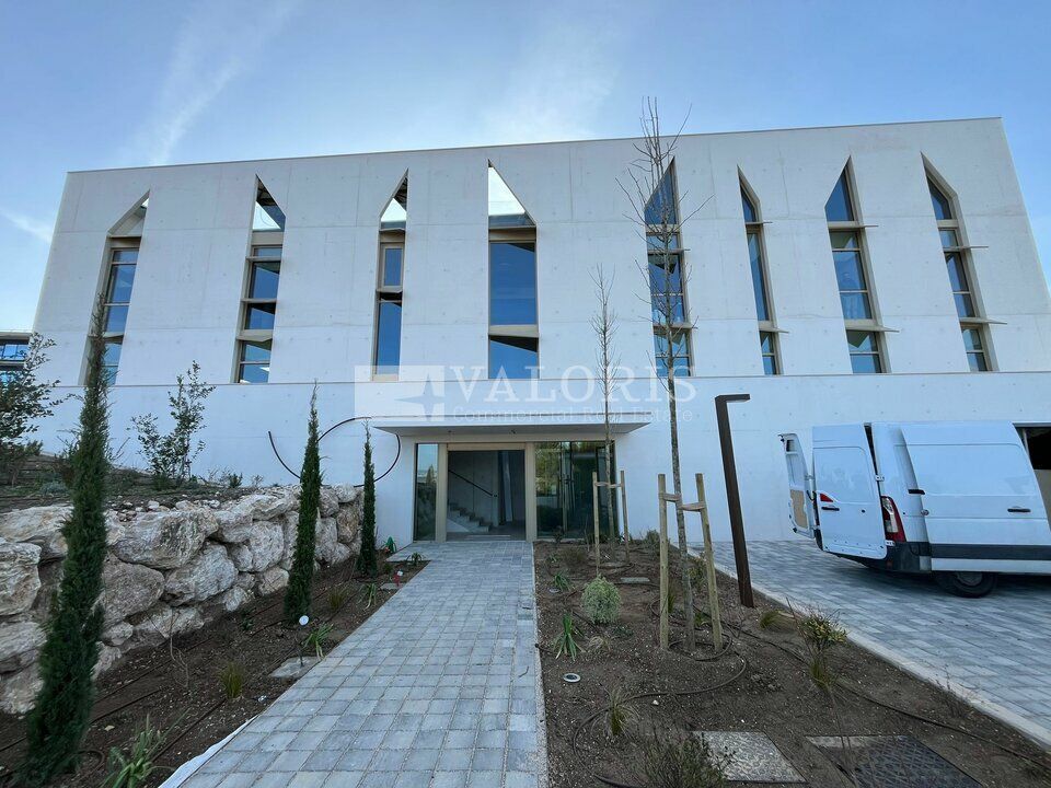 VALORIS MEDITERRANEE vous propose, à la location, les trois derniers plateaux de bureaux de 100m² chacun d'un immeuble neuf de très haut standing, sur les hauteurs de la Duranne avec une vue à 180 degrés sur la Sainte-Victoire. Bâtiment d'architecte.