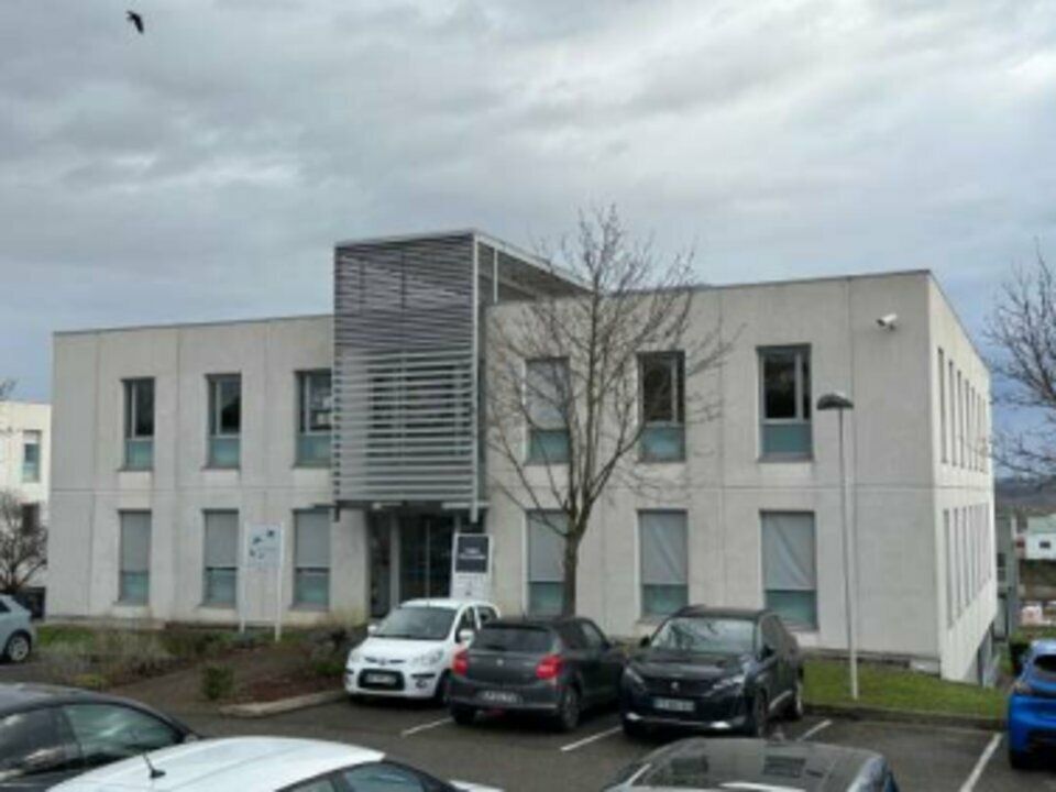 Nous vous proposons des bureaux à la location dans un parc d'activités récent de Limas. Ces bureaux sont très bien situés en sortie d'autoroute A6 et proche de la gare SNCF de Villefranche-sur-Saône.