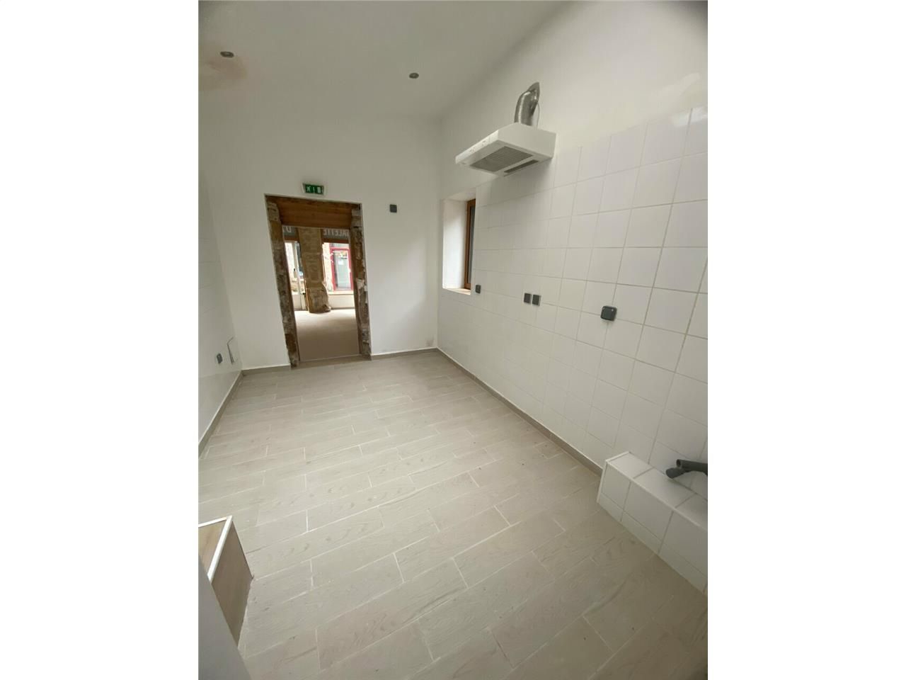 Valoris Real Estate vous propose à la location un local commercial d'une surface de 30 m² dans le quartier de St Rambert dans le 9ème arrondissement de Lyon à proximité immédiate des quais de Saône.